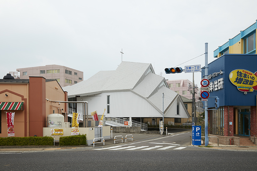 alphaville-catholic-church-suzuka-japan-designboom-04.jpg