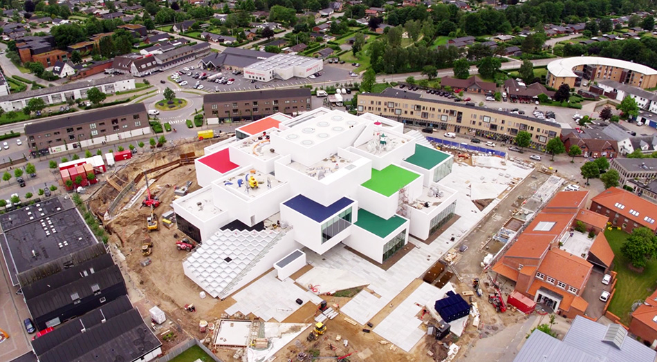 lego-house-drone-video-bjarke-ingels-group-big-museum-billund-denmark-designboom-02.jpg