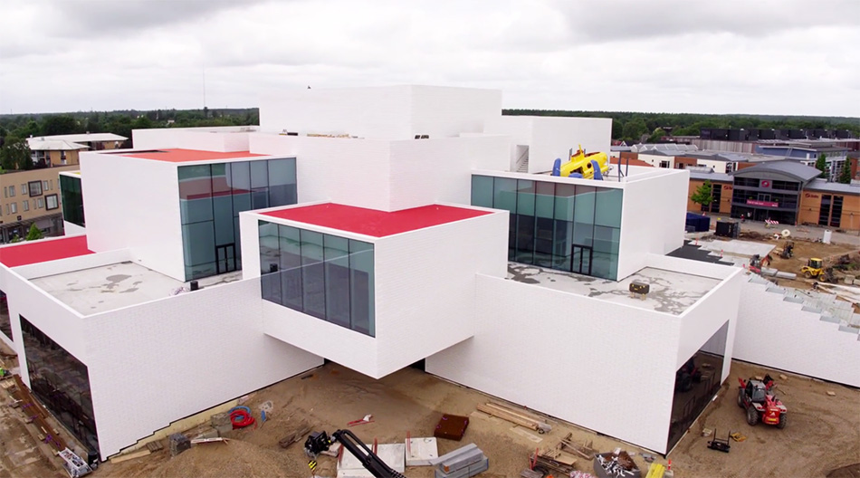 lego-house-drone-video-bjarke-ingels-group-big-museum-billund-denmark-designboom-04.jpg