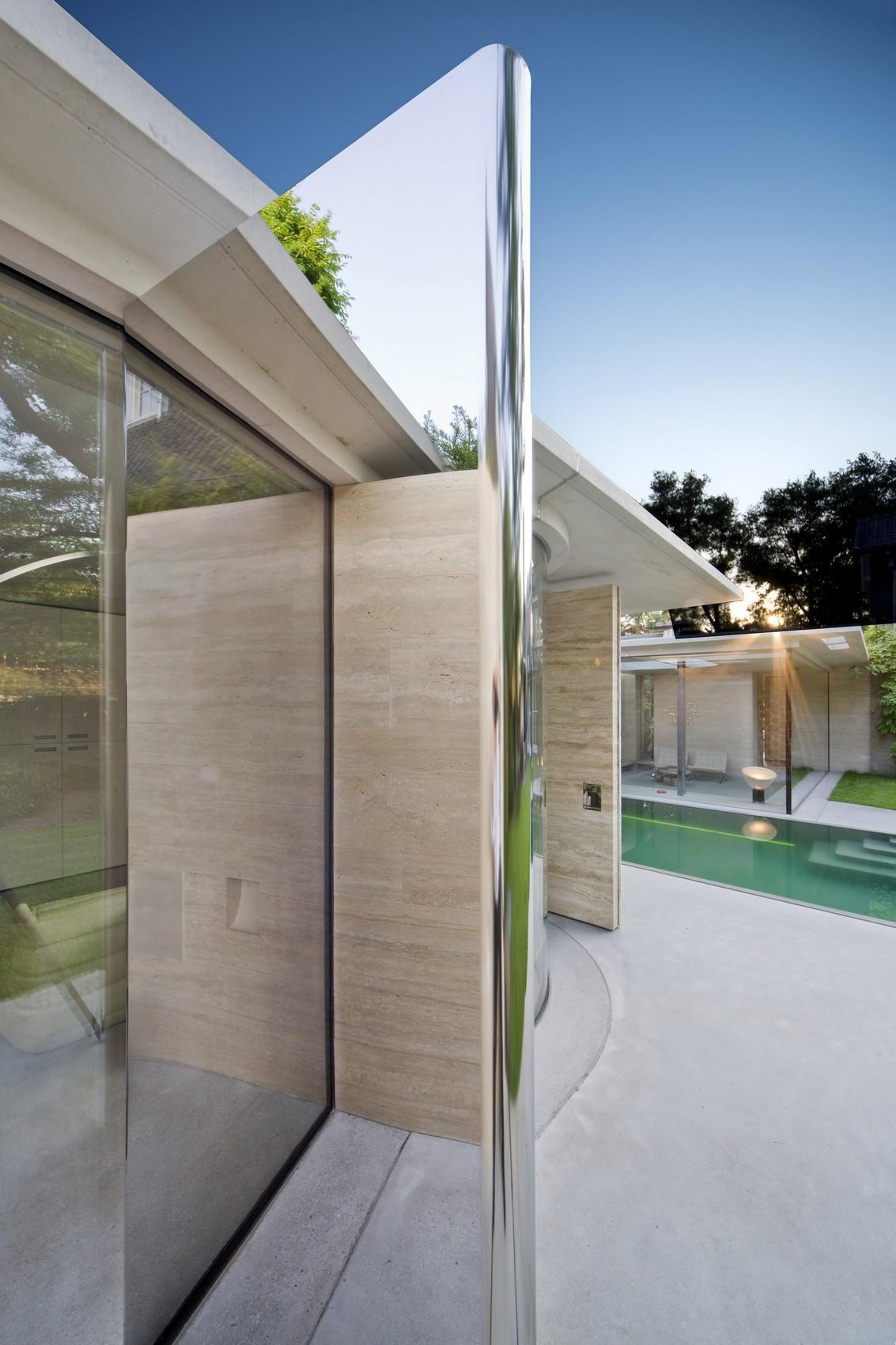 debeverarchitectenhouseIVmirrordoor.jpg