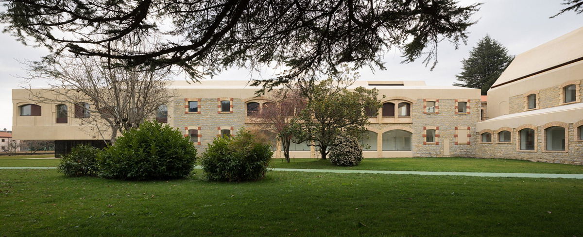 psychiatric-center-by-vailloirigaray-architects_dezeen_2364_col_6.jpg