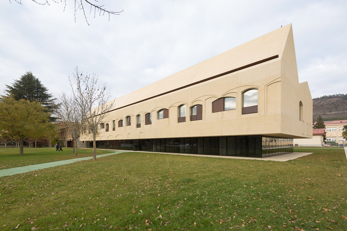 psychiatric-center-by-vailloirigaray-architects_dezeen_2364_col_4.jpg