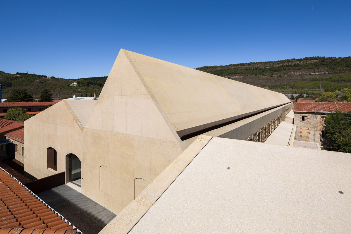 psychiatric-center-by-vailloirigaray-architects_dezeen_2364_col_11.jpg