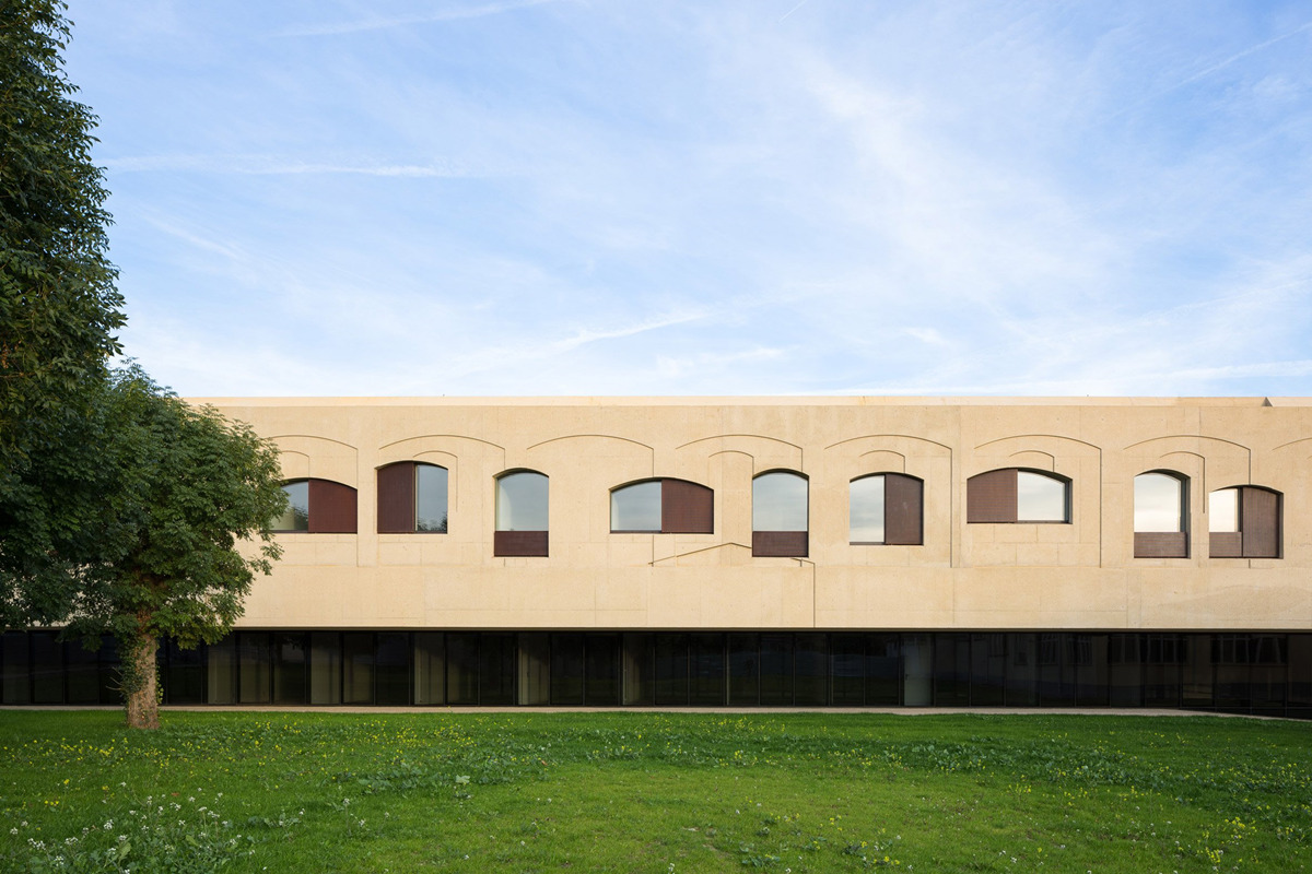 psychiatric-center-by-vailloirigaray-architects_dezeen_2364_col_9.jpg