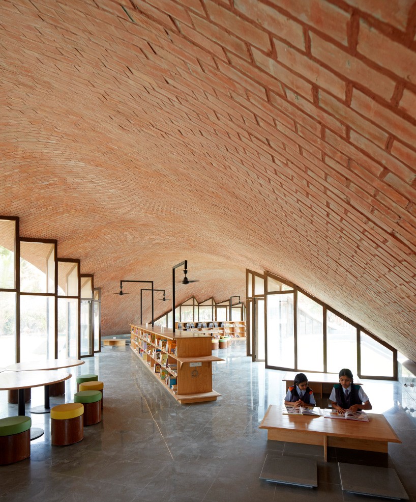 sPa-sameep-padora-maya-somaiya-sharda-library-brick-india-designboom-05.jpg