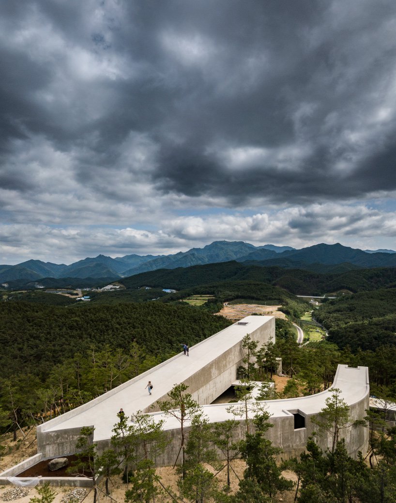 alvaro-siza-saya-park-art-pavilion-carlos-castanheira-designboom-02.jpg