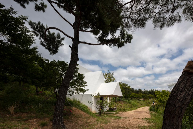 alvaro-siza-saya-park-art-pavilion-carlos-castanheira-designboom-11.jpg