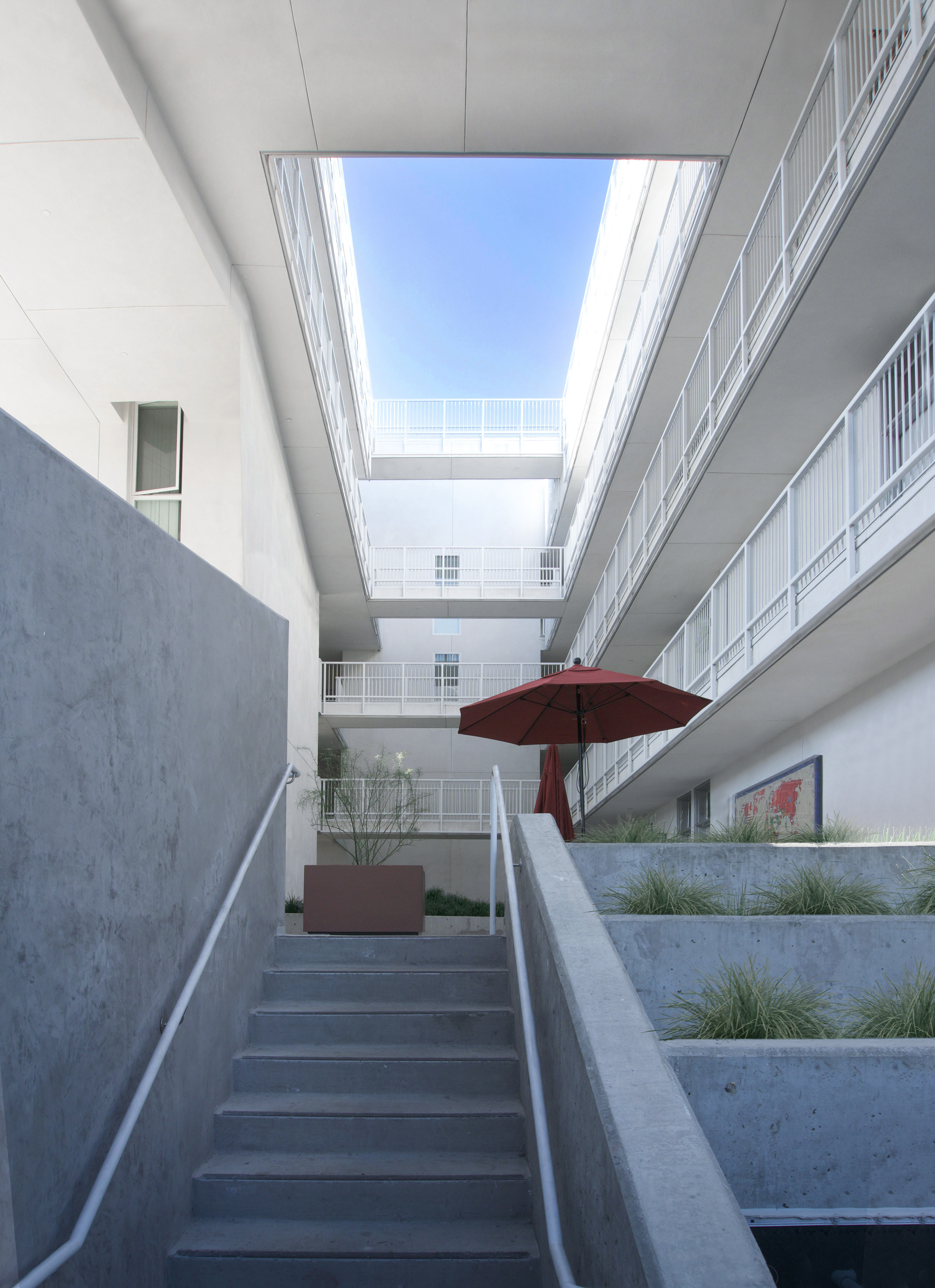 5_six-brooks-scarpa-architecture-los-angeles-california-housing-affordable_dezeen_31.jpg