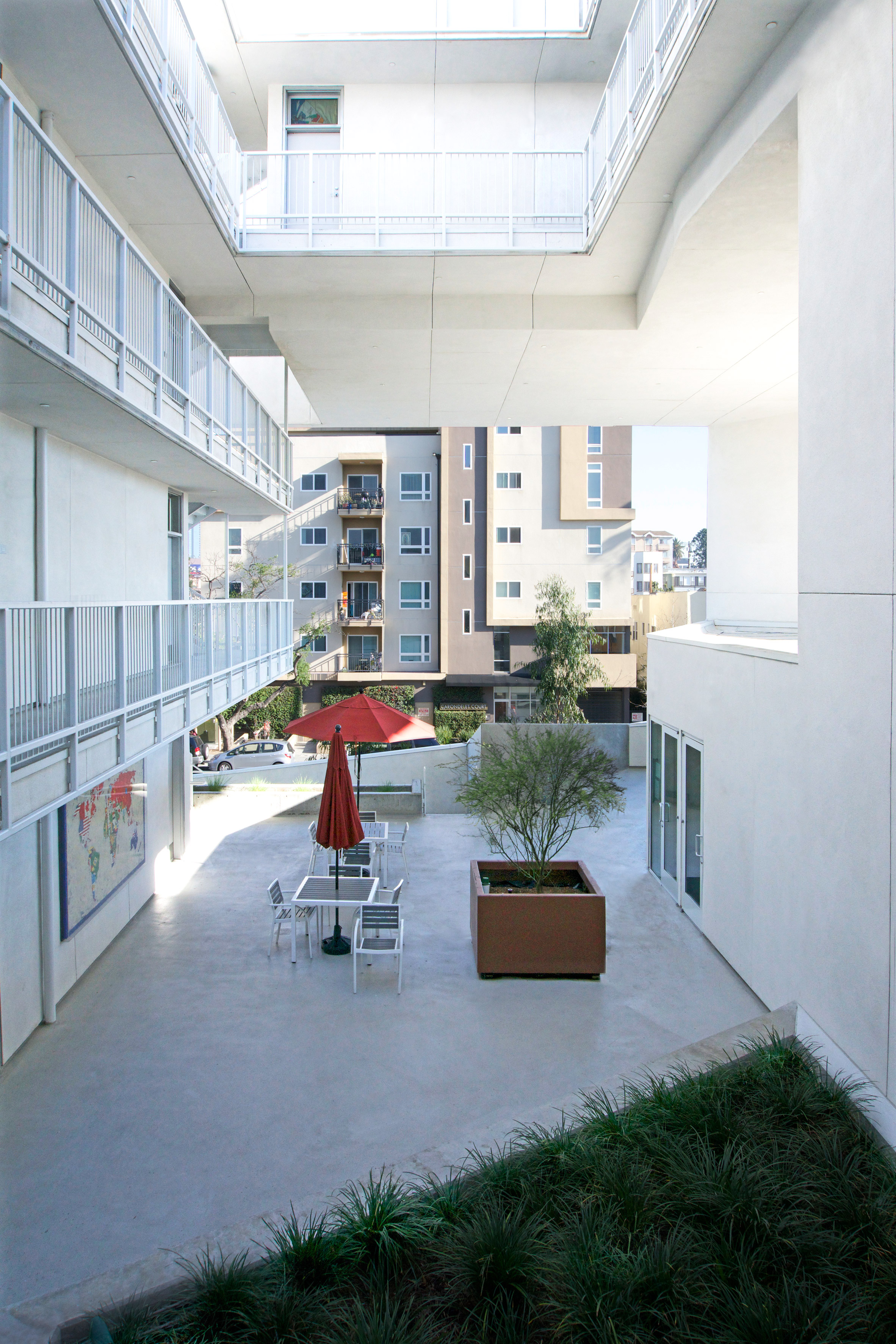 7_six-brooks-scarpa-architecture-los-angeles-california-housing-affordable_dezeen_29.jpg