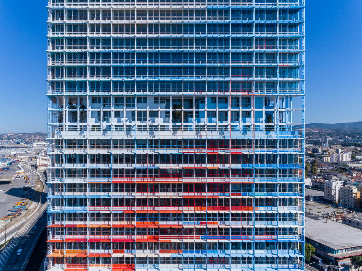 调整大小 13_la-marseillaise-jean-nouvel-architecture-offices-france_dezeen_2364_col_0.jpg