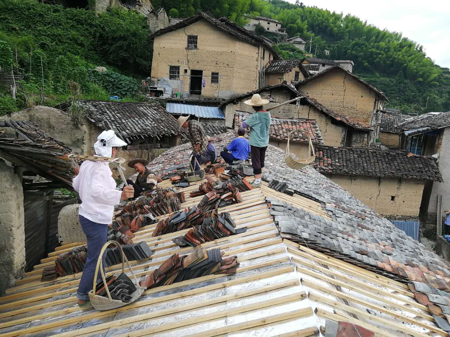 青瓦屋面施工 The construction grey tile roof.jpg