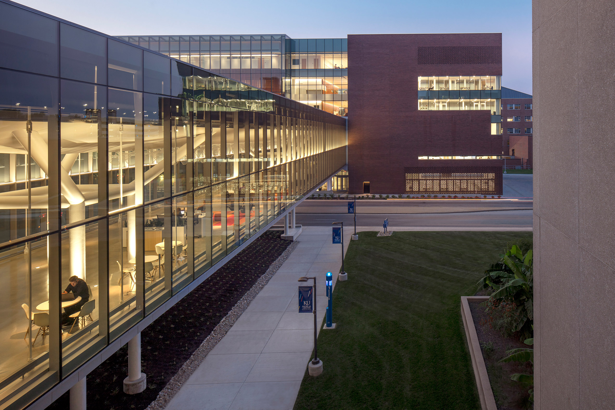 medical-center-university-of-kansas-co-architects-architecture-kansas-city-usa_dezeen_2364_col_6.jpg