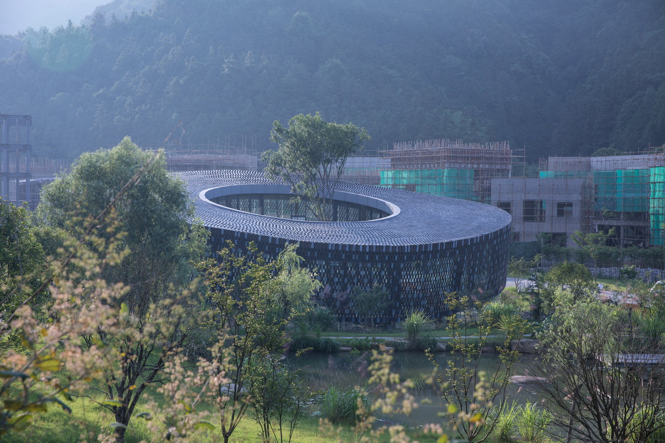 调整大小 山水中安放的“匣钵”  The sagger-shaped building merging into the landscape.jpg