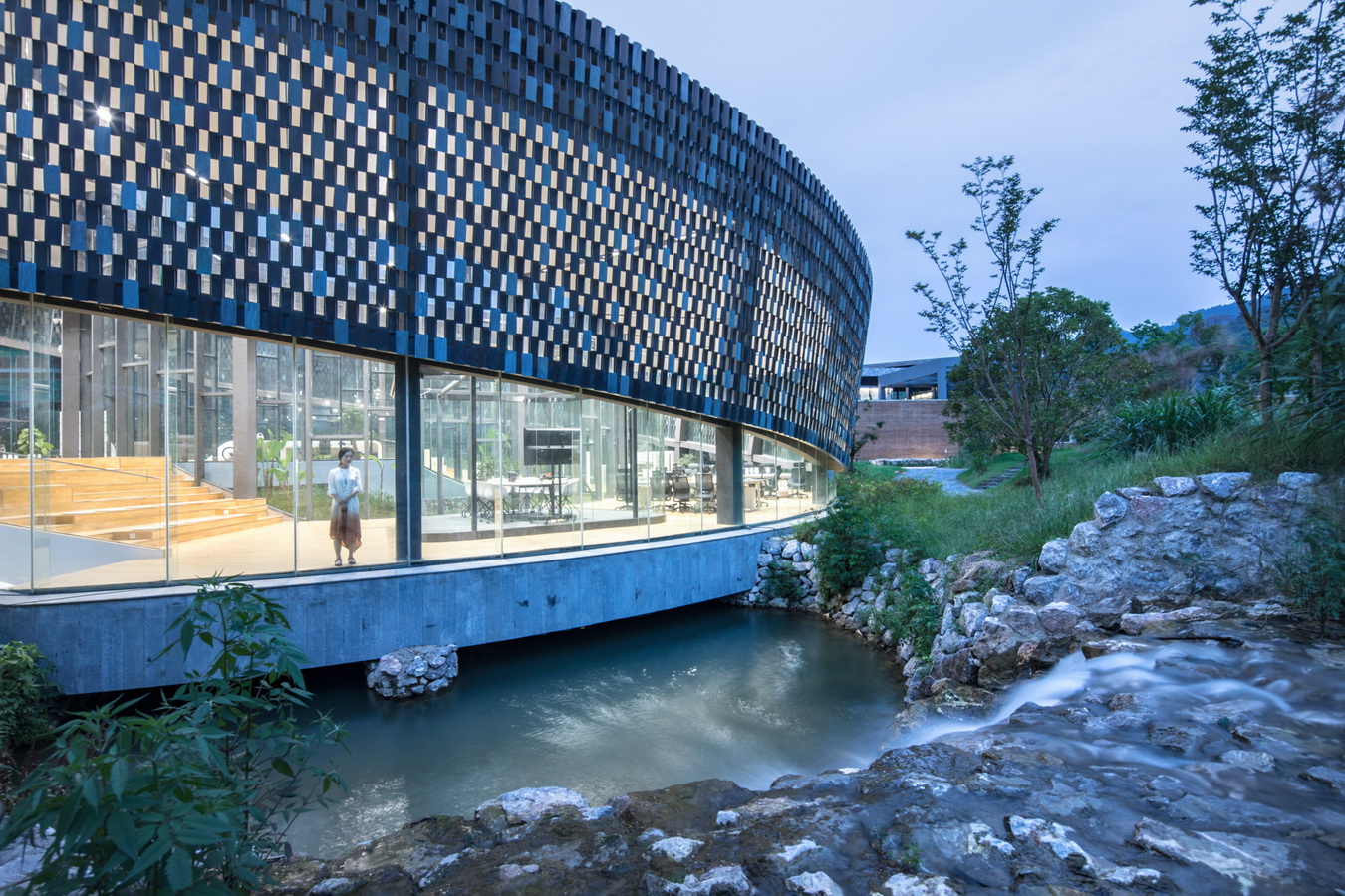 调整大小 叠水穿越建筑 Stream falling and passing through the building.jpg