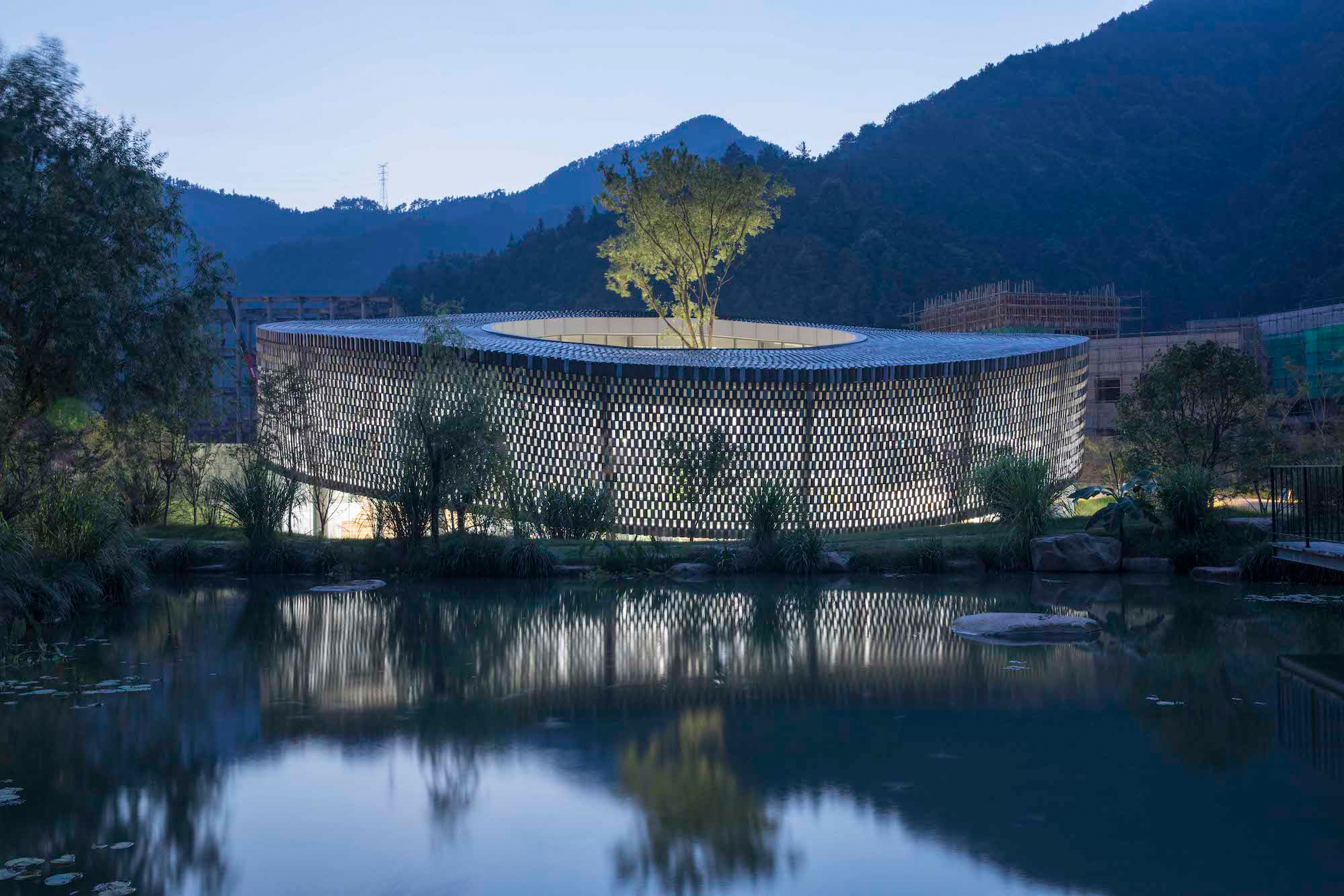 水中倒影 Building with its reflection.jpg