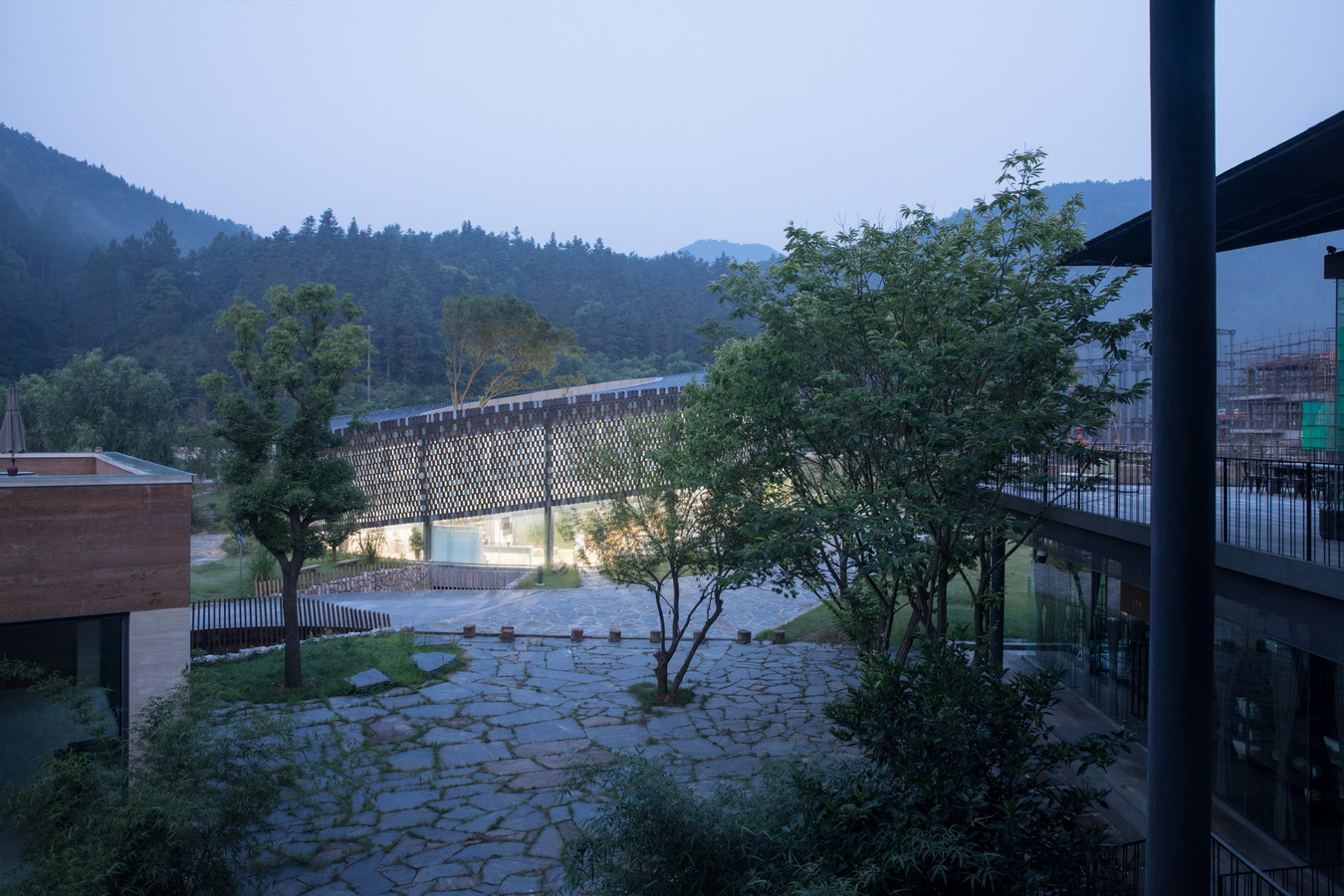 调整大小 广场遥望建筑 View from the surrounding square.jpg