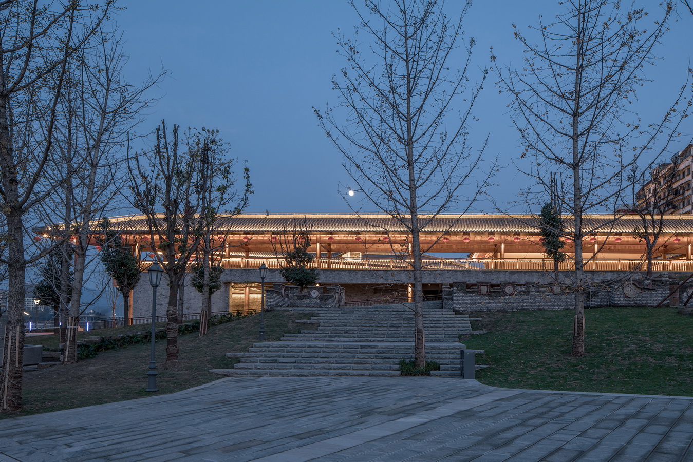 调整大小 13 - 月亮悬挂在亮灯的四方井服务建筑之上 The Moon Hanging over the Illuminated Sifangjing Service Building.jpg