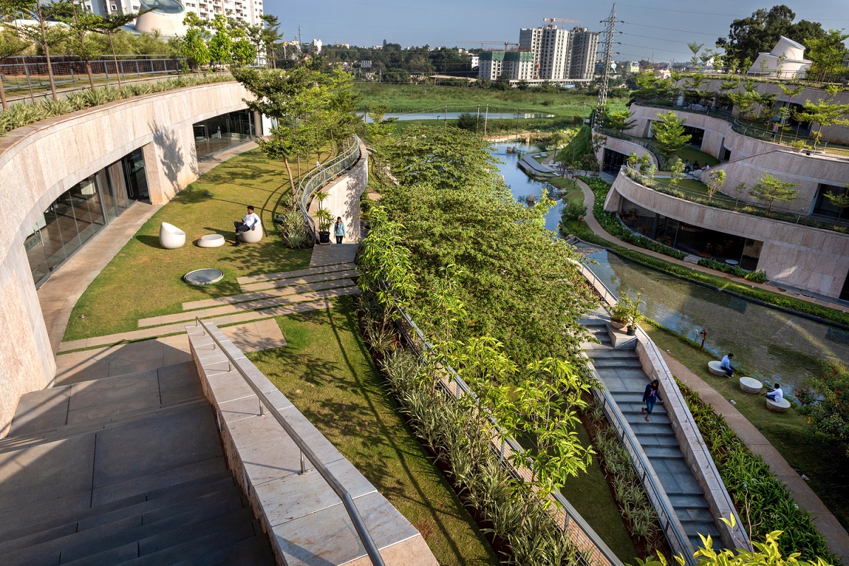 10.Cascading_green_and_central_waterbody_giving_a_valley_like_feel.jpg