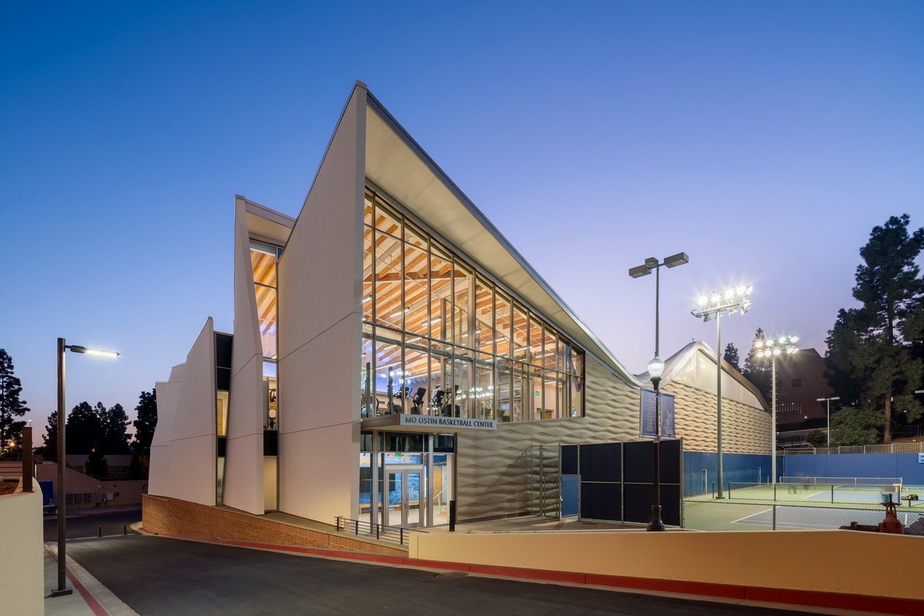 调整大小 ucla-basketball-facility-kevin-daly-architects-architecture-los-angeles-california-usa_dezeen_2364_col_17.jpg