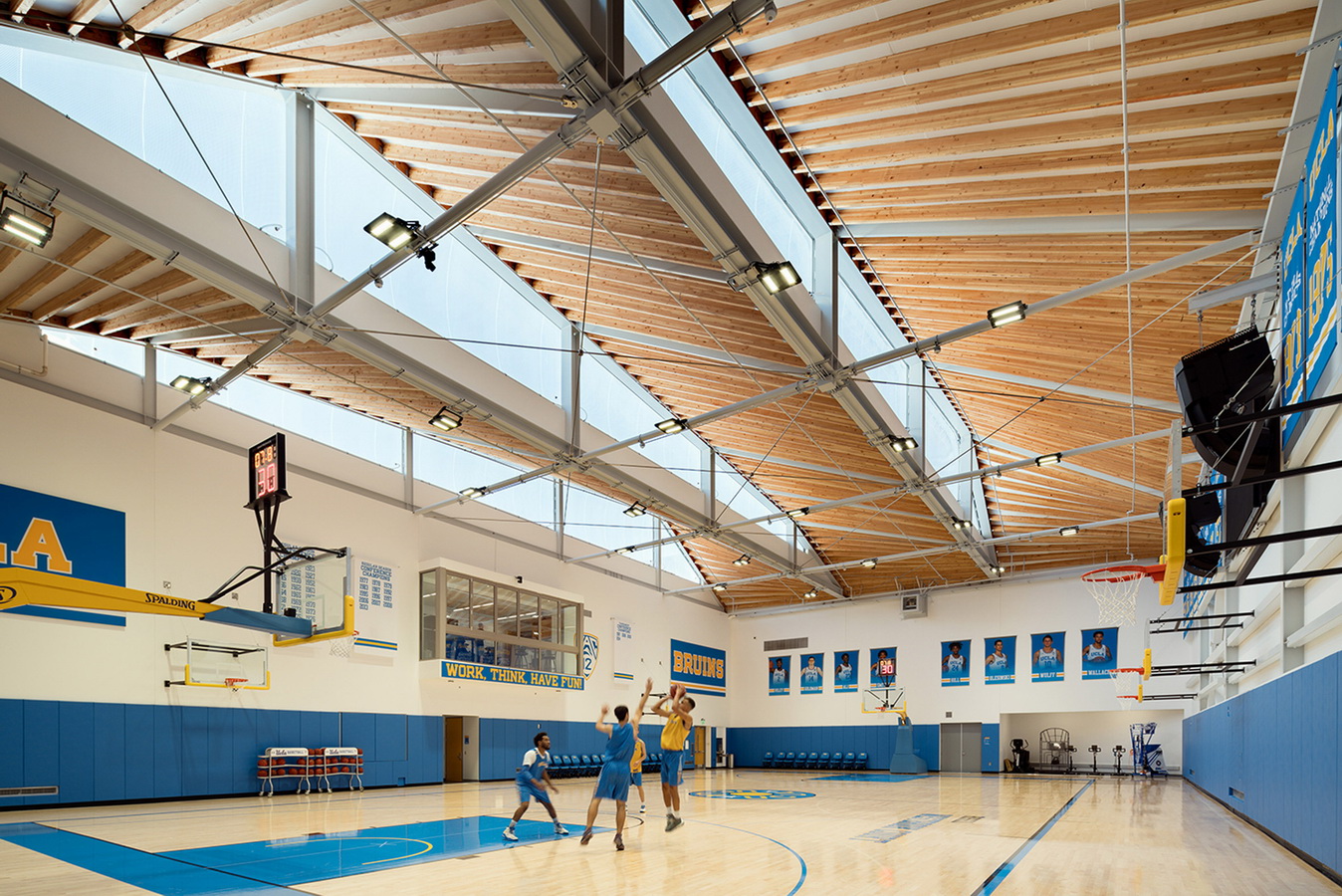 调整大小 ucla-basketball-facility-kevin-daly-architects-architecture-los-angeles-california-usa_dezeen_2364_col_19.jpg