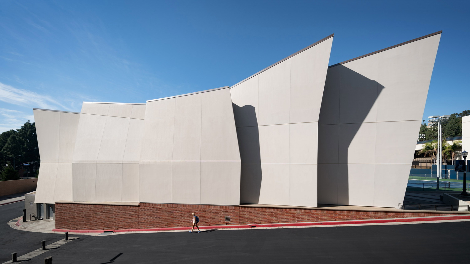 调整大小 ucla-basketball-facility-kevin-daly-architects-architecture-los-angeles-california-usa_dezeen_2364_hero.jpg