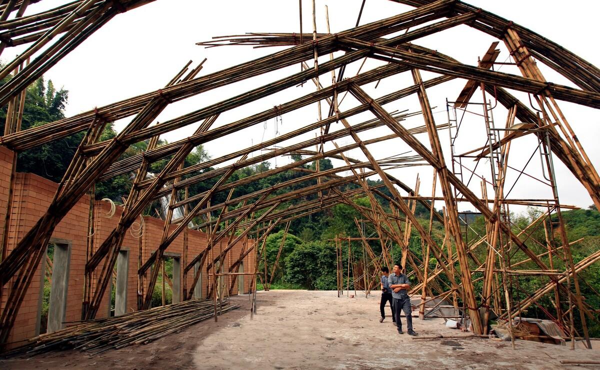 立于青山绿水间的木屋：建仁社区住宅 / 1+1>2