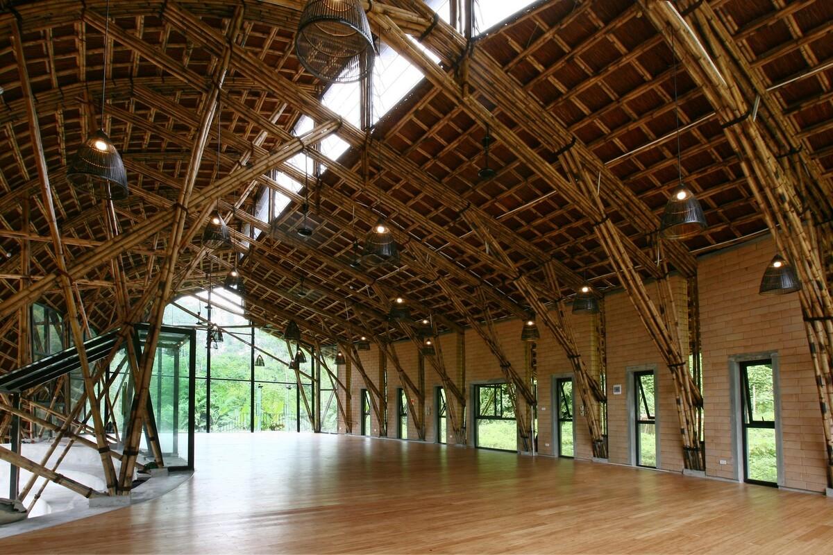 立于青山绿水间的木屋：建仁社区住宅 / 1+1>2