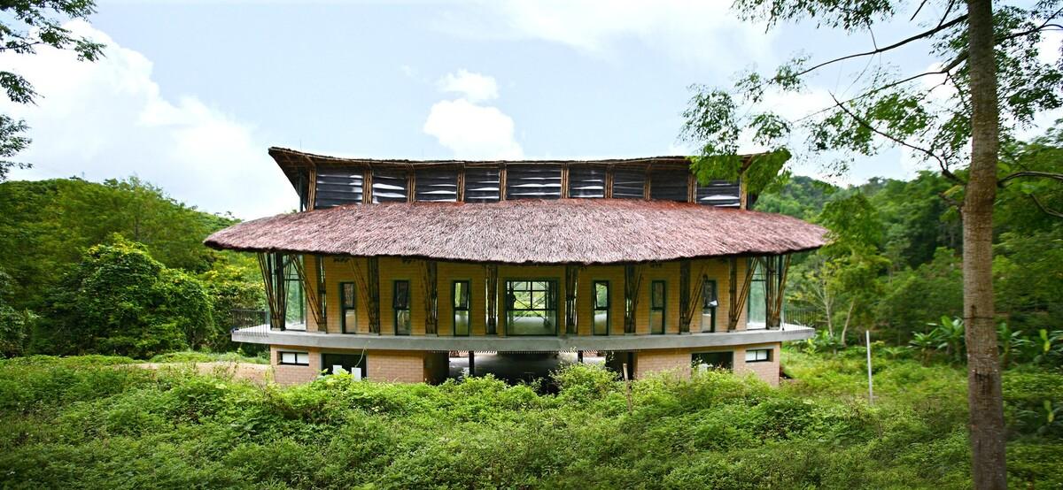 立于青山绿水间的木屋：建仁社区住宅 / 1+1>2
