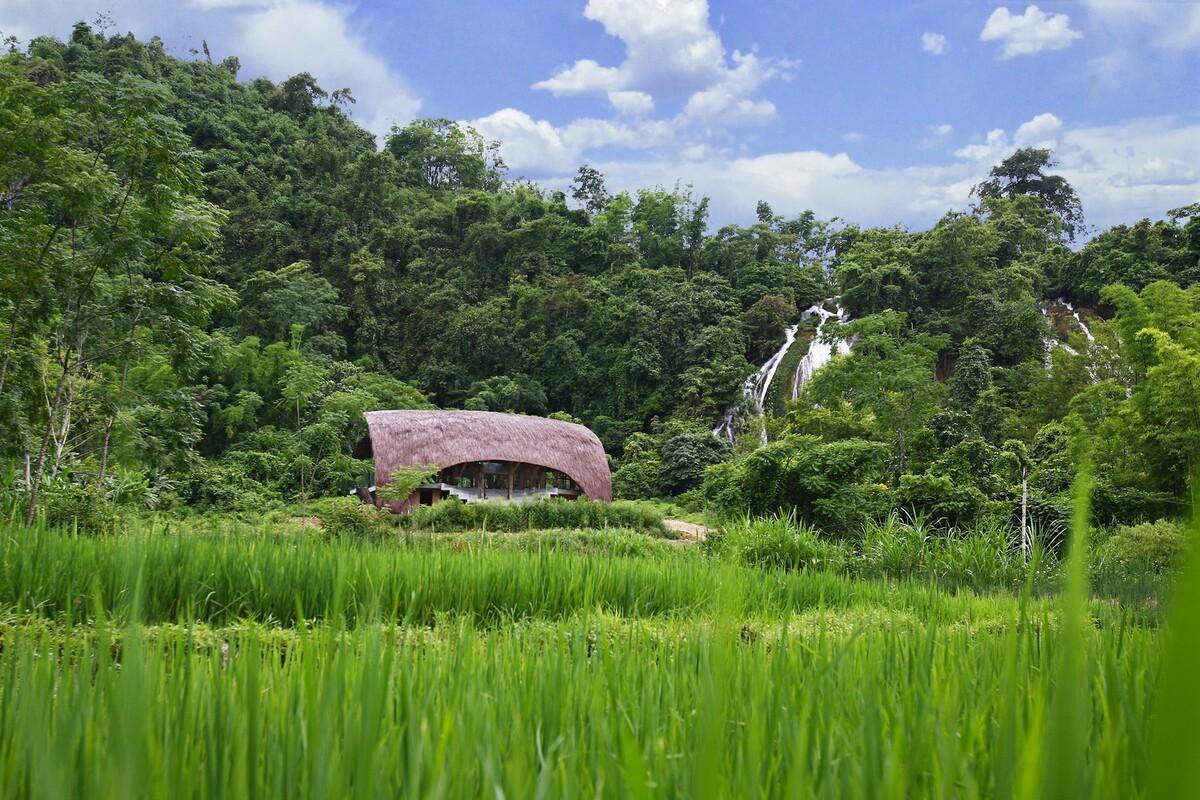 立于青山绿水间的木屋：建仁社区住宅 / 1+1>2