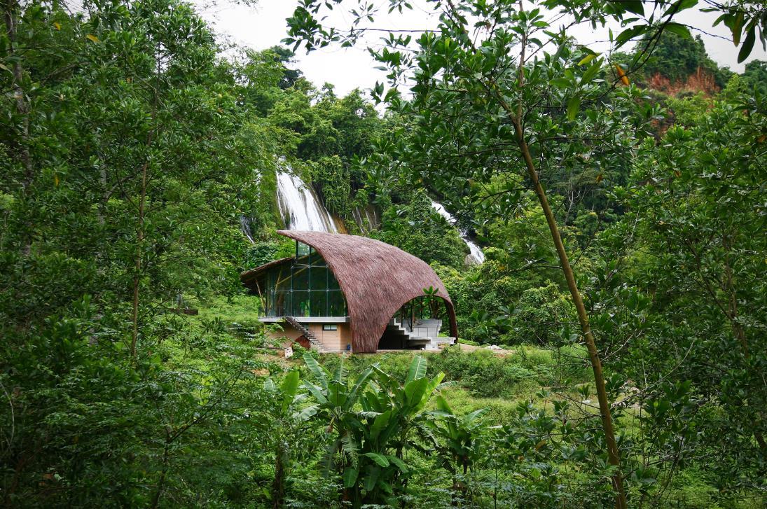 立于青山绿水间的木屋：建仁社区住宅 / 1+1>2