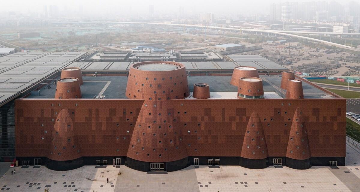 新作！浇铸在大地之上的巨型圆椎古铜城堡——天津滨海城市博物馆
