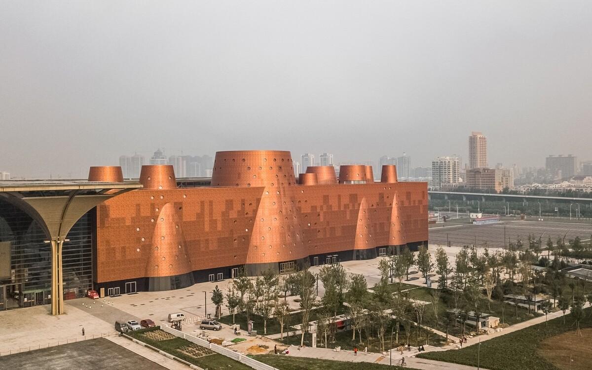 新作！浇铸在大地之上的巨型圆椎古铜城堡——天津滨海城市博物馆