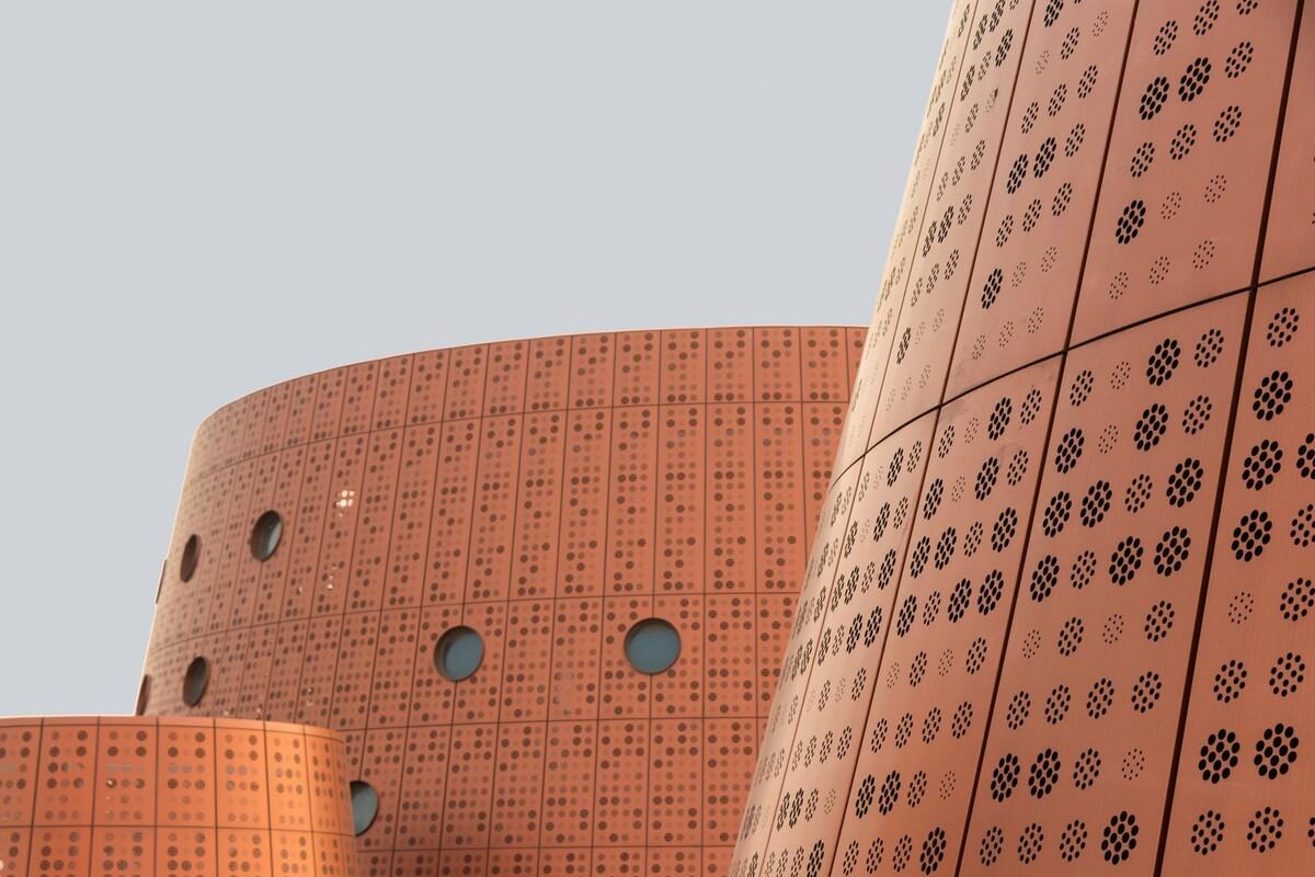 新作！浇铸在大地之上的巨型圆椎古铜城堡——天津滨海城市博物馆