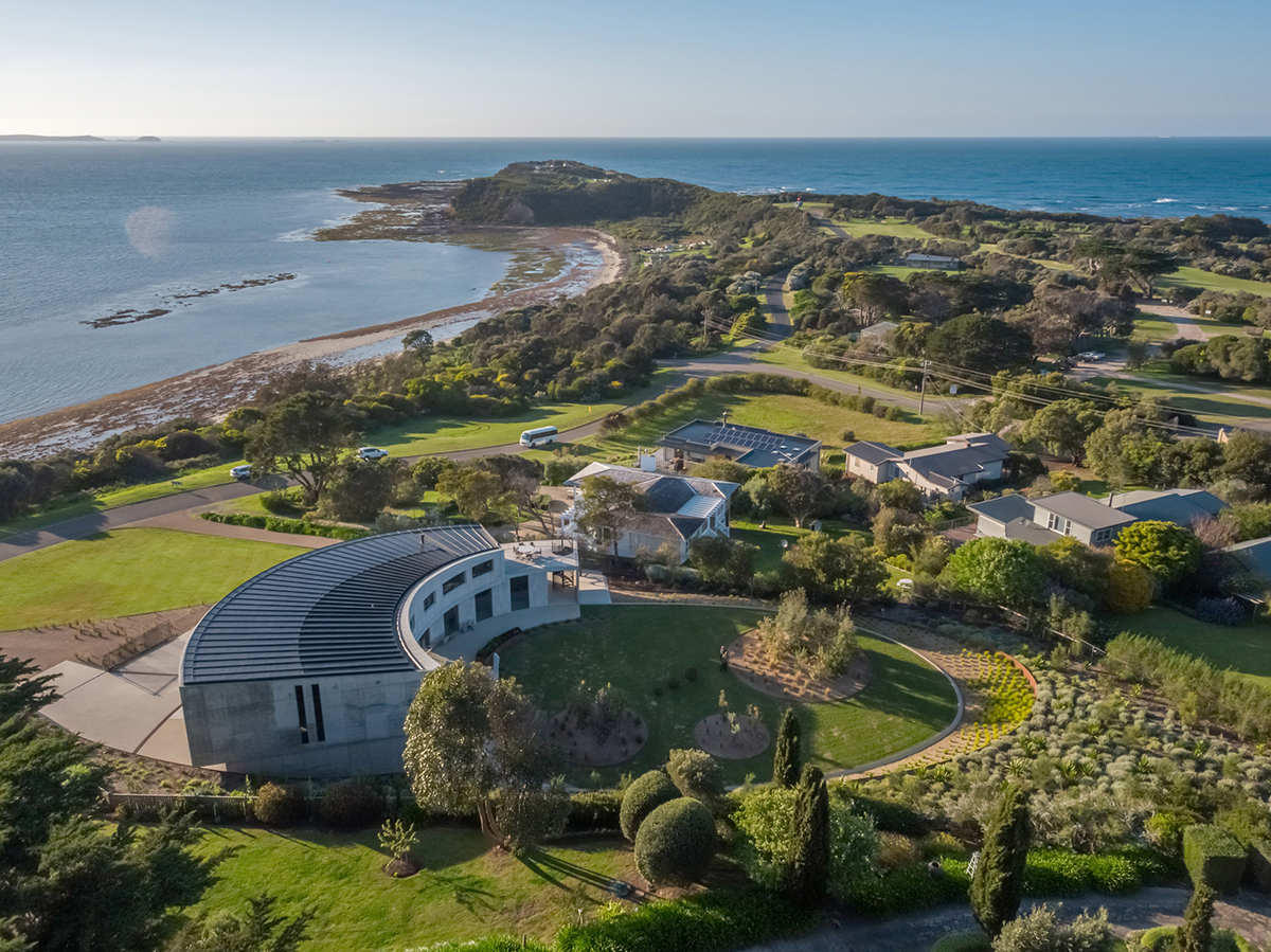 tidal-arc-house-woods-bagot-architecture-residential-melbourne-australia-concrete_dezeen_1704_col_1.jpg