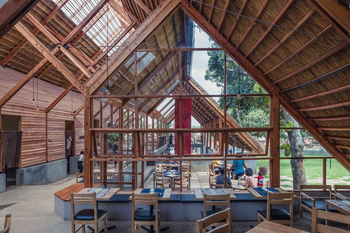 轻盈明快，如掠过草地的轻燕：山森日式餐厅/ TERRAIN architects