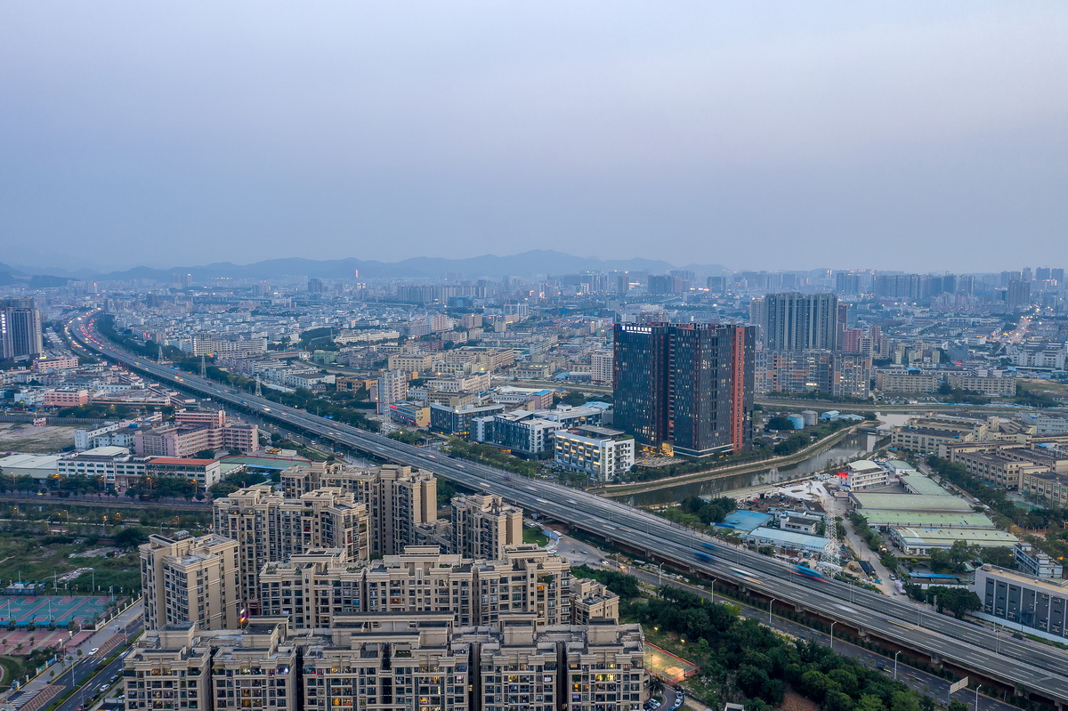 a1 园区周边大量的工厂及新住宅区丨A large number of factories and residential around the park.jpg