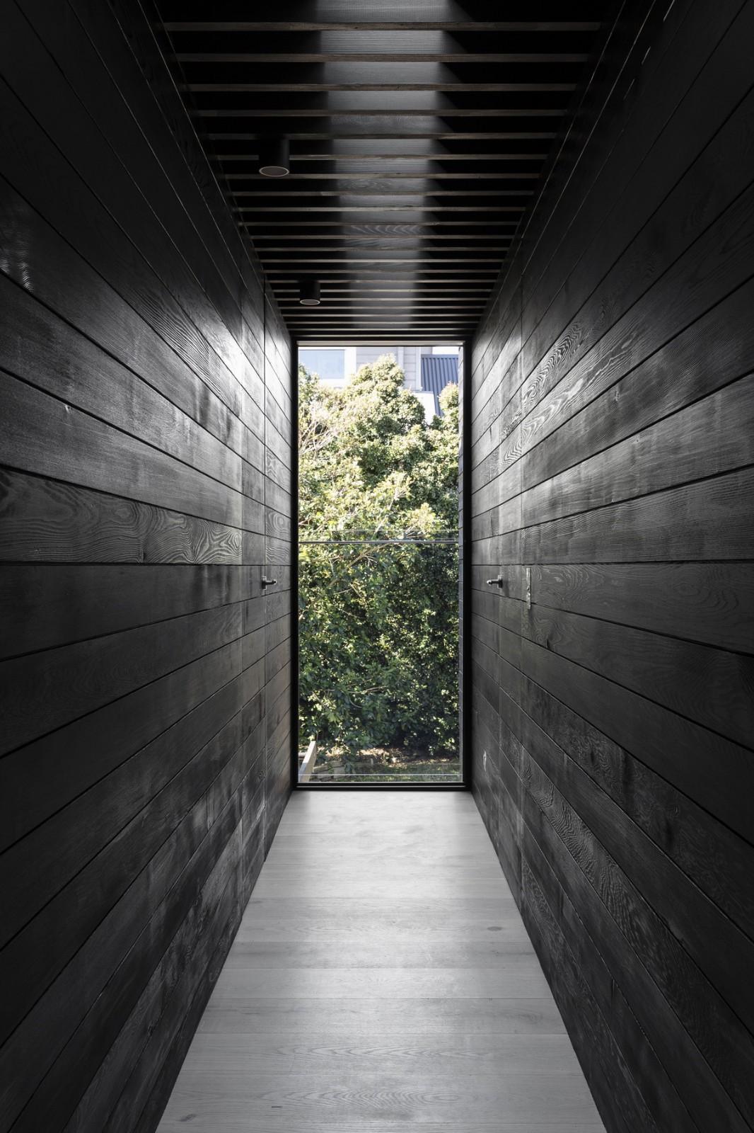 黑白几何构筑成的儿童积木：双子顶别墅 / Benn & Penna Architecture