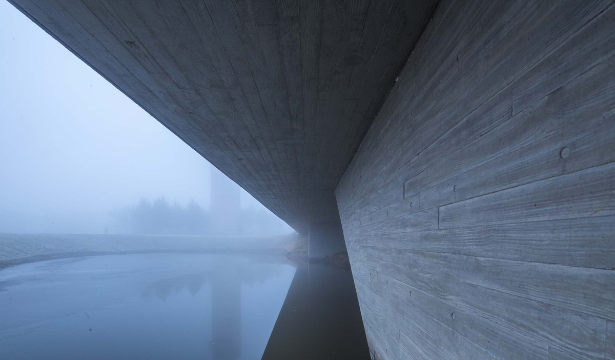 h1._景观廊底部_.赵奕龙_Underneath_Bridge_House_.Zhao_Yilong.jpg