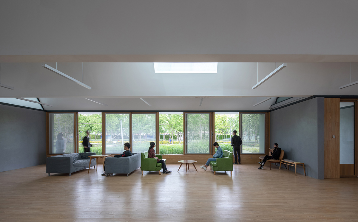 ▲社区之家室内看向跑道公园，©苏圣亮摄 Interior view of the community pavilion.jpg