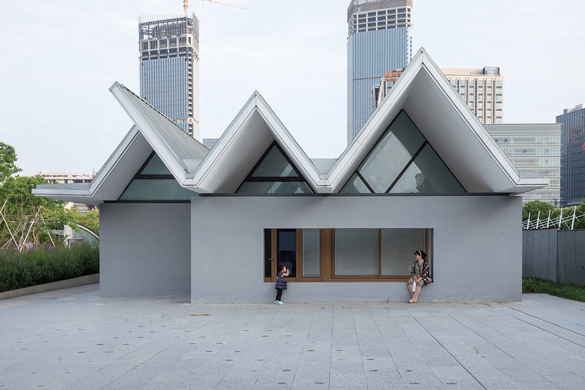 ▲社区之家入口供人休息的洞口，©苏圣亮摄 View from the fountain plaza to the community pavilion.jpg