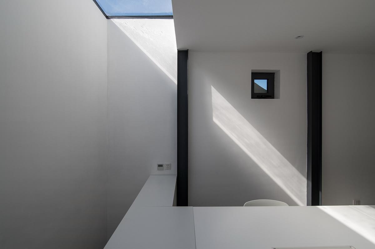 调整大小 天窗自然光 .陈培新 Natural light from the skylight .Peixin Chen.jpg