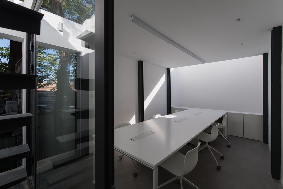 调整大小 楼梯间看向办公区 .陈培新 Looking at the office from the staircase .Peixin Chen.jpg