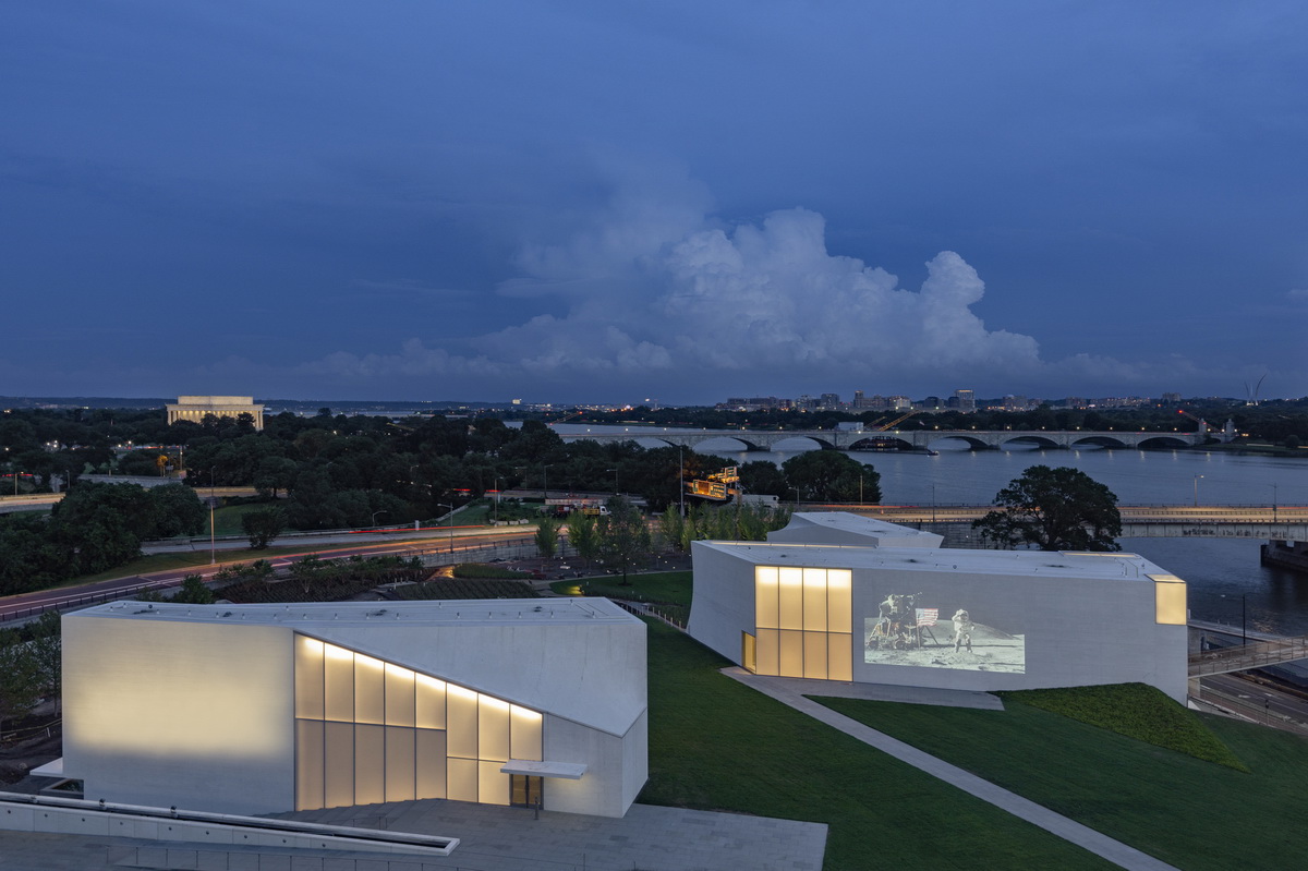 f1_REACH_Campus_with_Video_Wall_from_Terrace_at_Dusk_Photo_by_Richard_Barnes_projection_enlarged.jpg