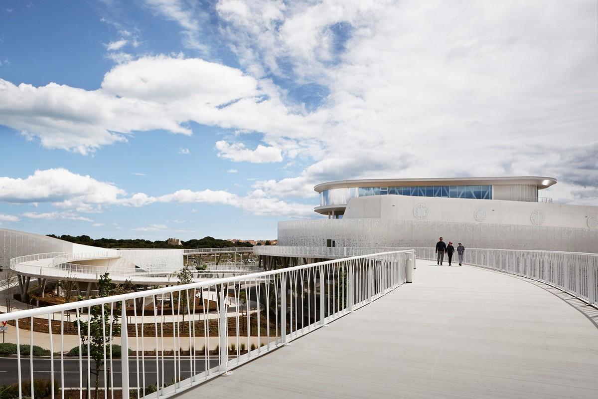 海洋与陆地之间的白色珍珠：阿格德角博彩与展览中心 / A+Architecture