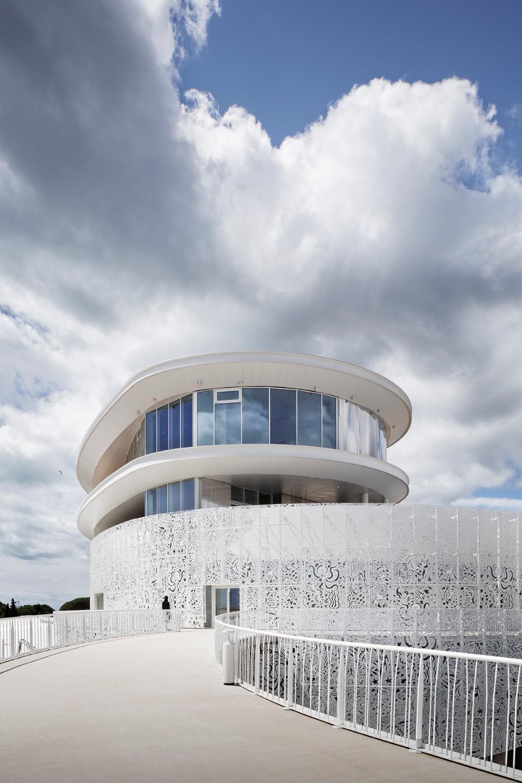 海洋与陆地之间的白色珍珠：阿格德角博彩与展览中心 / A+Architecture