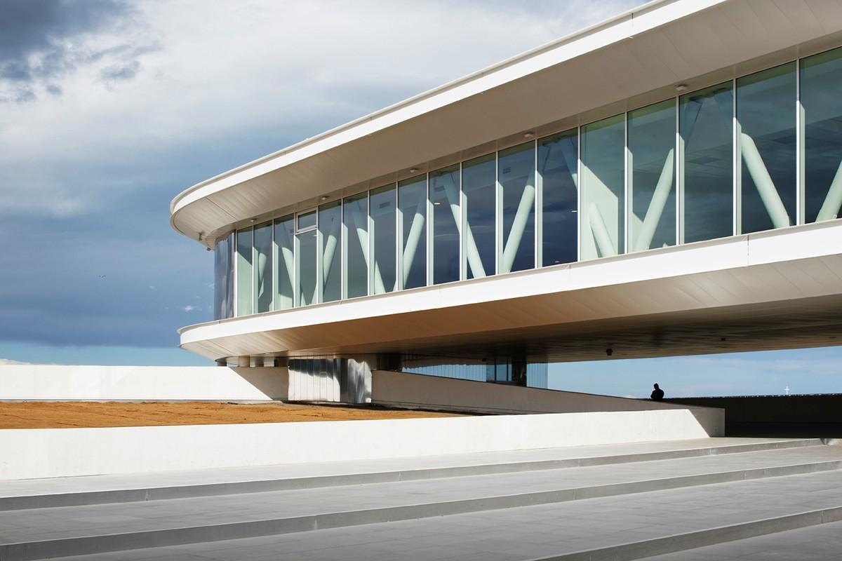 海洋与陆地之间的白色珍珠：阿格德角博彩与展览中心 / A+Architecture