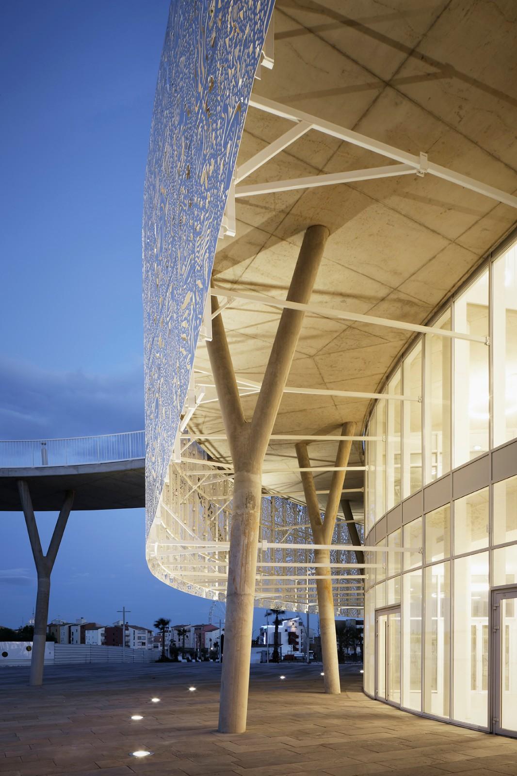 海洋与陆地之间的白色珍珠：阿格德角博彩与展览中心 / A+Architecture