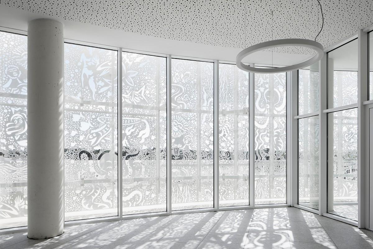海洋与陆地之间的白色珍珠：阿格德角博彩与展览中心 / A+Architecture