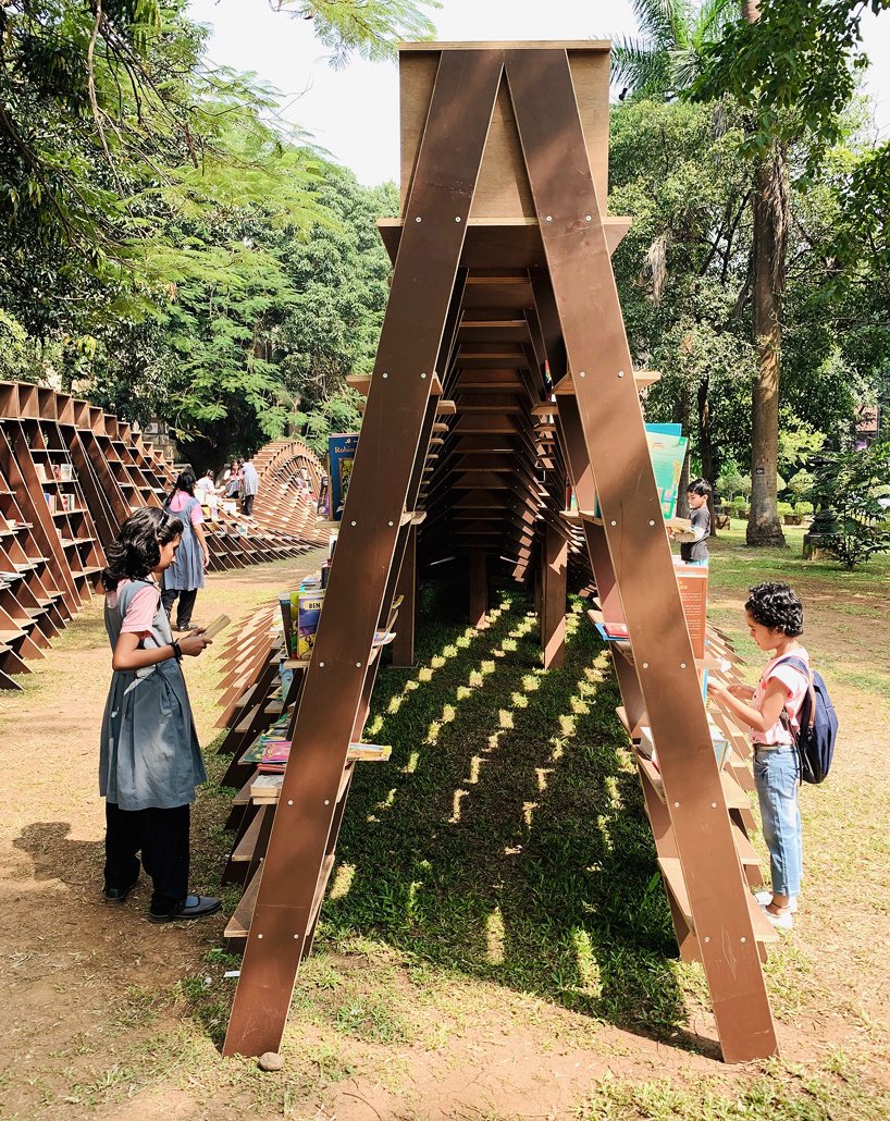 nudes-the-bookworm-pavilion-mumbai-designboom-7.jpg