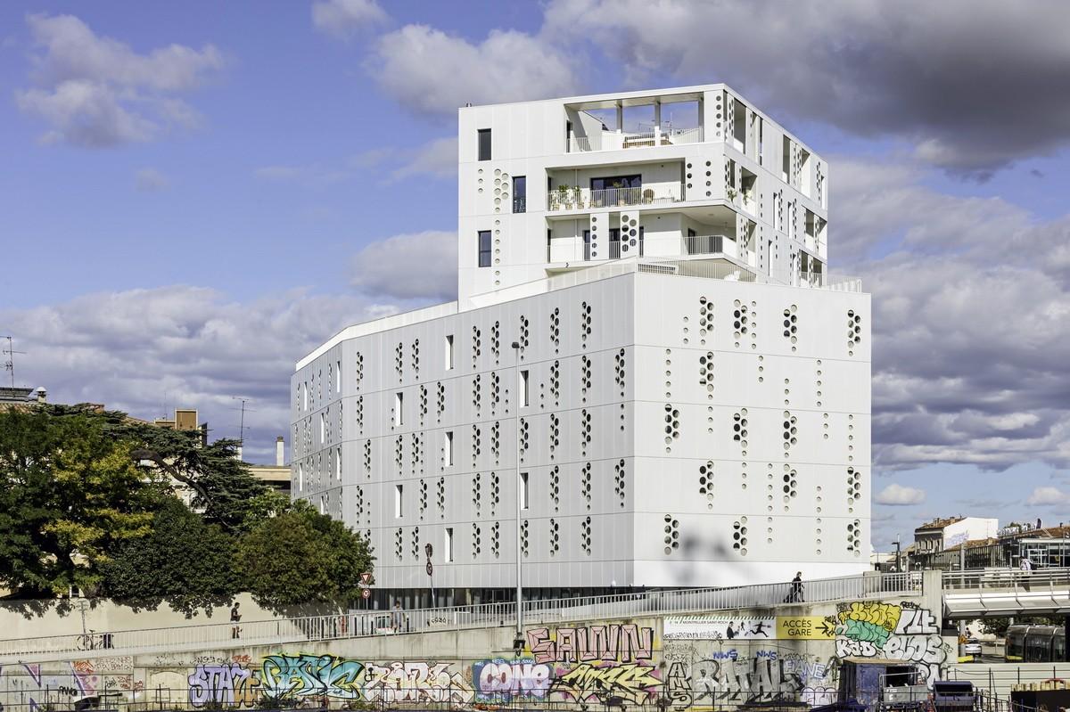 如纯白蕾丝裙般优雅圣洁：蒙特皮埃酒店综合体 / Manuelle Gautrand Architecture